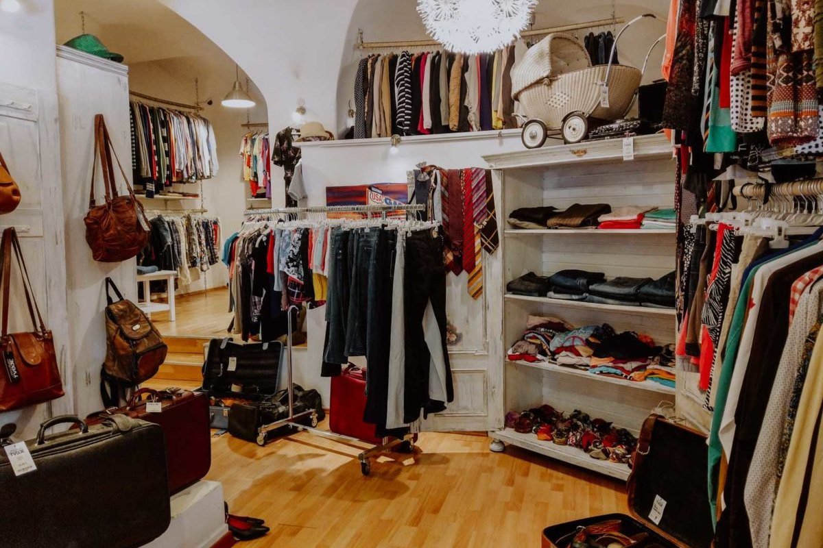 L’interno della boutique Pre-Loved a Gagliano del Capo, con abiti e accessori di seconda mano