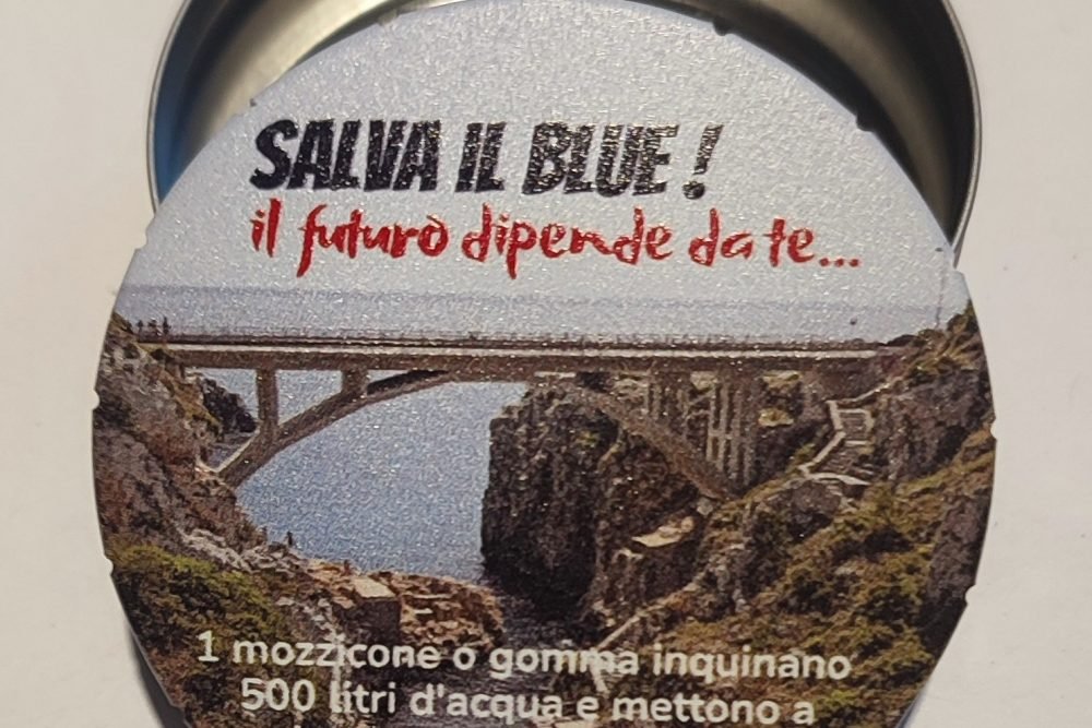 Un posacenere tascabile di Alia Vita con lo slogan Make waves, no waste